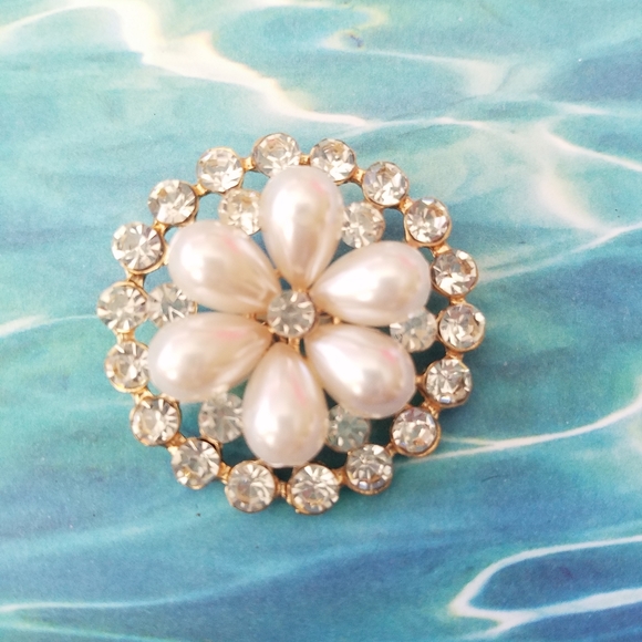 Jewelry - Flower brooch with crystals and pearls